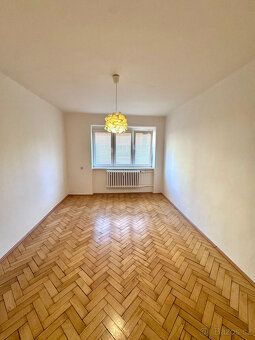 Nabízím k pronájmu prostorný byt o dispozici 2+1 se třemi sa