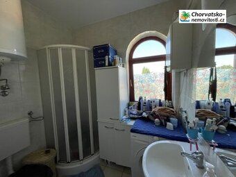 CHORVATSKO-NEMOVITOSTI.cz nabízí apartmán v atraktivní lokal