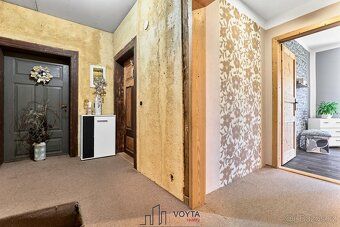 V malebné krajině Tepelské vrchoviny, na dohled od věží kláš