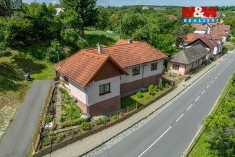 Máme pro vás rodinný dům 4+1 v obci Lipová. Výhodou domu je,