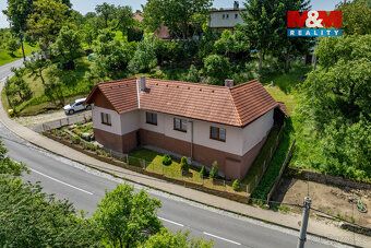 Máme pro vás rodinný dům 4+1 v obci Lipová. Výhodou domu je,