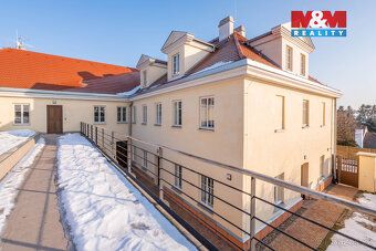 Nabízíme k pronájmu krásný podkrovní jižně orientovaný byt 1