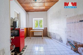 Nabízíme k prodeji prostorný rodinný dům v klidné části obce