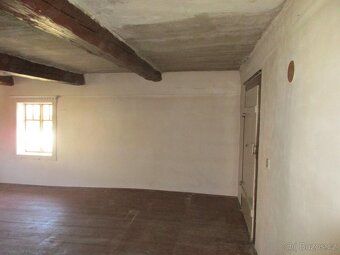 We offer for sale a historically protected farmstead in Rašovice near Litoměřice