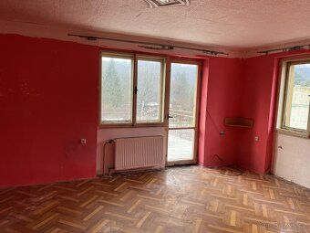 Tento prostorný rodinný dům se nachází v klidné části obce P