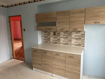 Tento prostorný rodinný dům se nachází v klidné části obce P