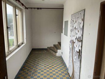 Tento prostorný rodinný dům se nachází v klidné části obce P
