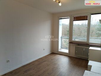 poplatky cca 4500,-kč/2 os., elektřina 1000,-Kč, plyn 300,-K