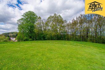Tento pěkný slunný pozemek o celkové výměře 3.326 m2 obklope