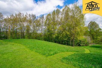 Tento pěkný slunný pozemek o celkové výměře 3.326 m2 obklope