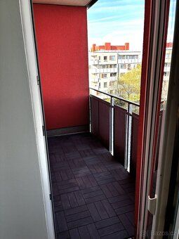 Nabízím k pronájmu světlý byt 2+kk s komoru, která jde využí