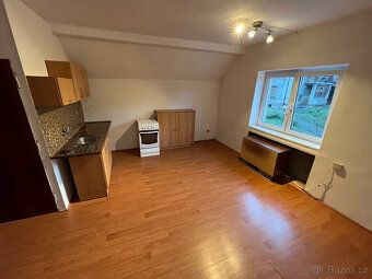Nabízím k pronájmu 2kk o výměře 41m2 ve zděném domě se zahra