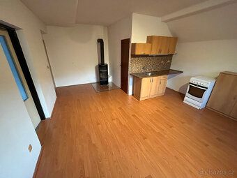 Nabízím k pronájmu 2kk o výměře 41m2 ve zděném domě se zahra