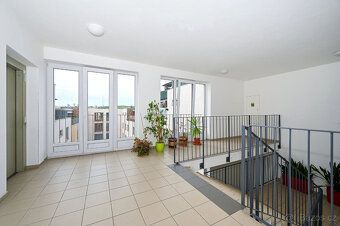 Moderní, velmi pěkný byt v 5.patře, energeticky úsporný. Opt