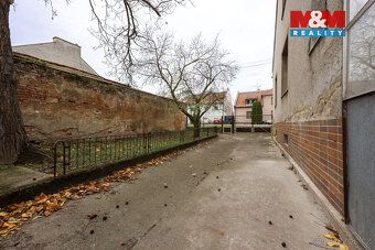 Nabízíme k prodeji podsklepený rodinný dům v klidné části ob