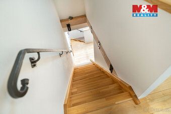 We offer for sale a spacious 4+kk apartment with usable area of 113 m²