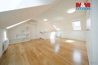 We offer for sale a spacious 4+kk apartment with usable area of 113 m²