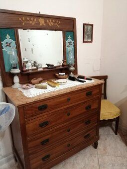 We offer for sale a two-story property located in a quiet and scenic area close to the town hall.