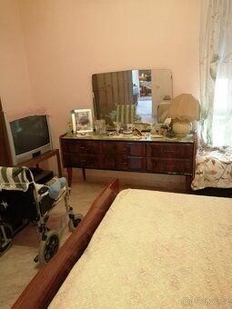We offer for sale a two-story property located in a quiet and scenic area close to the town hall.