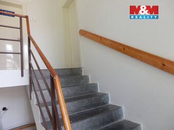 Nabízíme k dlouhodobému pronájmu slunný byt 1+1 (CP 40 m2, b