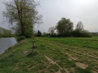 Nabízíme k prodeji samostatně stojící rekreační chatu na pol