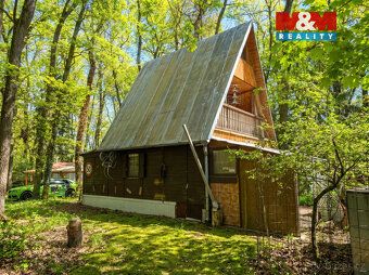 Nabízíme k prodeji útulnou dřevěnou chatu s č.ev., situovano