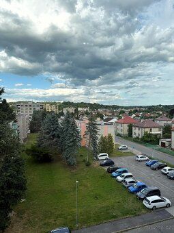 Nabízím k pronájmu slunný byt v 5.patře zděného domu s výtah