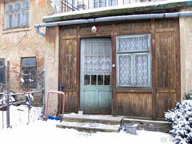 Sell large one-story family house with big yard and garden.