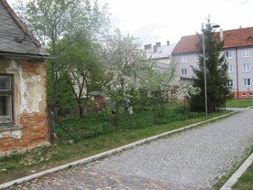 Sell large one-story family house with big yard and garden.