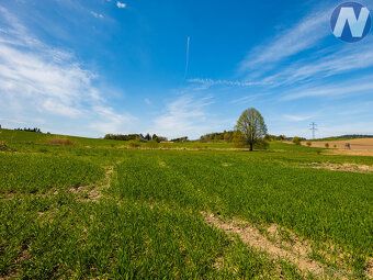 I offer for sale an integrated set of plots in a beautiful location near 