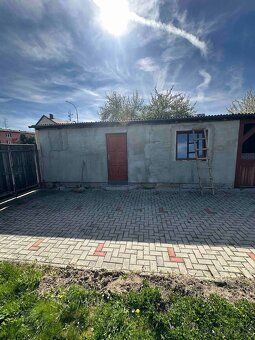 I offer for rent a spacious and well-maintained garage in the locality of 