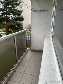 Nabízím k pronájmu byt 3+1 (65m2) v 2.patře. Byt se nachází 