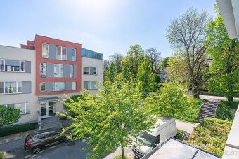 We offer for long-term sublet a bright apartment of 1kk layout in Prague 9 - Prosek district.