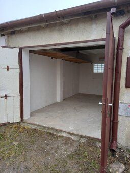 Building without house number situated on plot No.