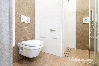 K bytu je garážové parkovací stání již v ceně
Nabízíme k dlo