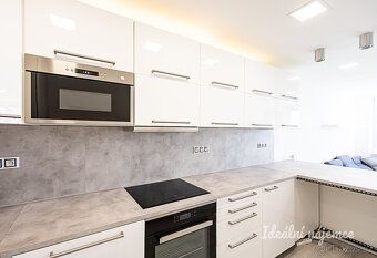 K bytu je garážové parkovací stání již v ceně
Nabízíme k dlo