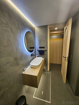 I sell an above-standard houseboat measuring 13.04 x 4.36 m (displacement of 23 m³) which was approved in 2024.