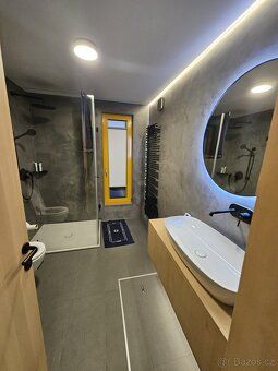 I sell an above-standard houseboat measuring 13.04 x 4.36 m (displacement of 23 m³) which was approved in 2024.