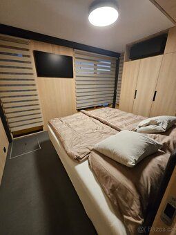 I sell an above-standard houseboat measuring 13.04 x 4.36 m (displacement of 23 m³) which was approved in 2024.