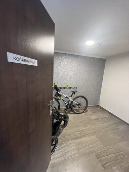 Pronájem moderního bytu 2+kk s balkonem, garážovým stáním a 