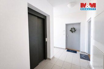 Introducing a modern apartment 3+1 in the popular residential project Green City in Prague's Hrdlořezy.