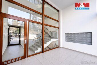 Introducing a modern apartment 3+1 in the popular residential project Green City in Prague's Hrdlořezy.