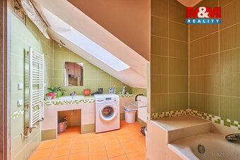Come live or earn passively in Police! We offer for sale a spacious family house in a quiet…