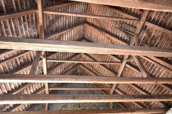 For sale is a barn with built-up area of 105 sqm in the village of Brocno near the town of Štětí.