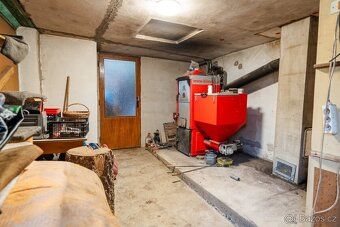Property consists of a small front garden and a private garden behind the house 