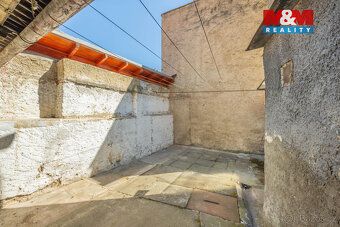 Nabízíme k prodeji rodinný dům 3+1 ve městě Velvary, které j