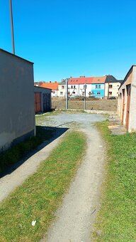Garáž stojí na vlastním pozemku. Elektřina zavedena. Zcela s