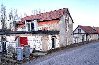Cihlový RD v nedokončené rekonstrukci v centru obce na vlast