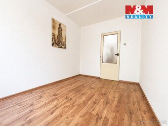 Nabízím k pronájmu prostorný a slunný byt 4+1 o výměře 82 m²