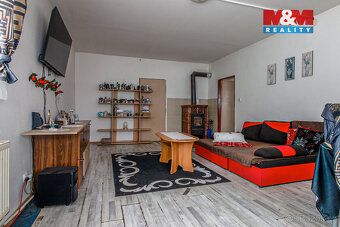 Nabízíme k prodeji prostorný rodinný dům se zahradou 5971 m²